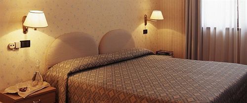 Hotel Ristorante La Lanterna Кастелнуово ди Гарфаняна Екстериор снимка